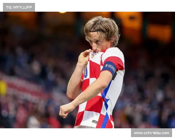 终场哨响，克罗地亚老将莫德里奇跪地掩面