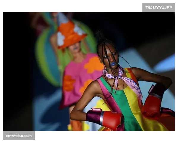 马德里时装周展示复古球衣设计，足球文化破圈时尚领域